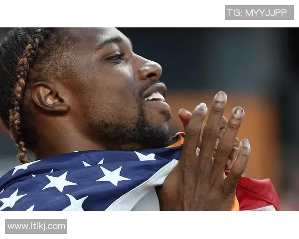 巴西足球明星戴金链引发热议彰显奢华生活方式与运动员形象的碰撞